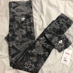 ♦️SOLD♦️Camo leggings by Women’s best sz. medium